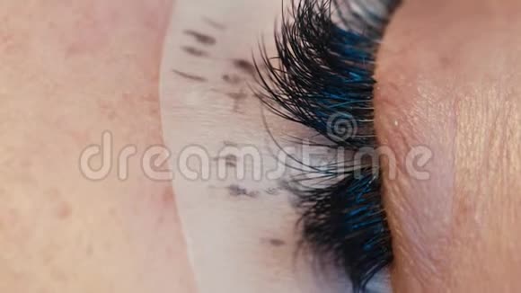 睫毛延伸在女性眼睛上视频的预览图