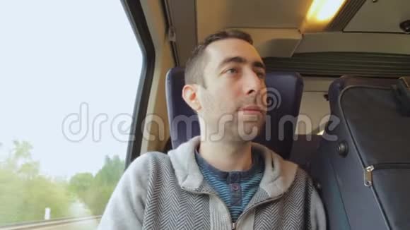在火车上旅行的年轻人和某人交谈视频的预览图
