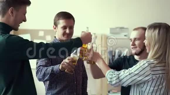 办公室里喝酒精饮料的一群朋友瓶装啤酒成年人喝啤酒和丁丁视频的预览图