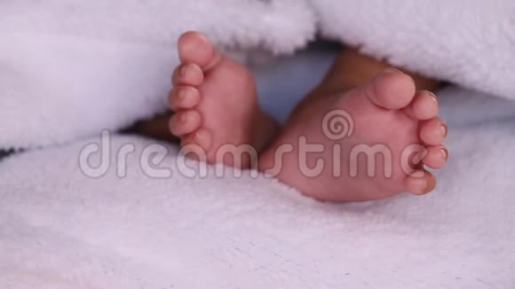 新生婴儿脚妈妈抱着新生的小腿视频的预览图