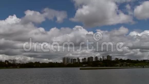 湖泊和城市上空快速移动的云视频的预览图