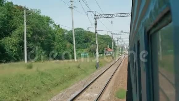 从火车窗口的视野轨道一排货车视频的预览图
