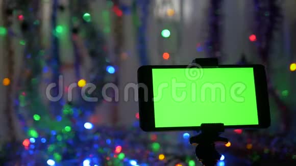 智能手机绿色屏幕在新年背景摄像机围绕物体的运动视频的预览图