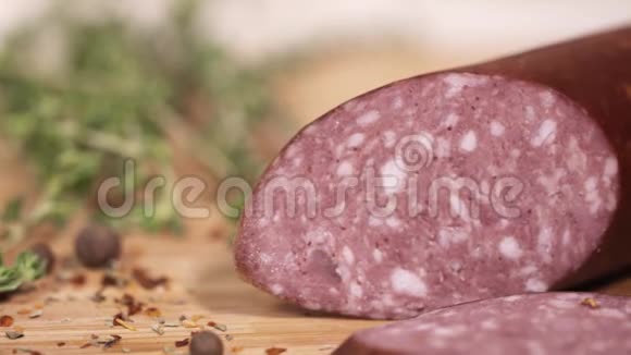 在草药旁边用刀片切肉美味视频的预览图