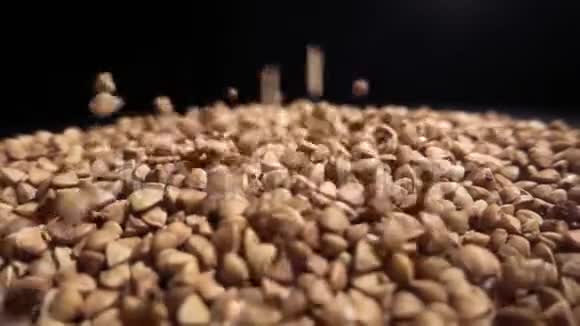 荞麦园被倒进一堆荞麦里视频的预览图