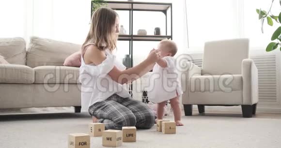 妈妈和小女儿在家跳舞视频的预览图