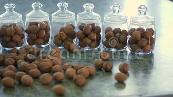 特写存放在玻璃瓶中的是种子核桃各种种种上生长的育种杂种的坚果最好的坚果视频的预览图