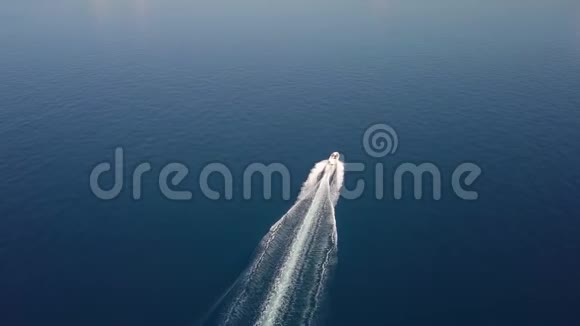 从空中动力船帆到大海的景色视频的预览图