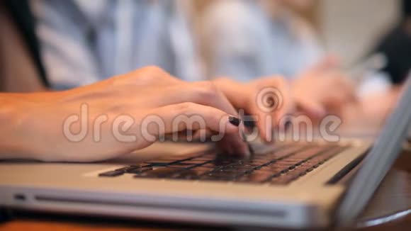 女人手按键在笔记本电脑键盘上在共同工作办公室从事计算机工作的年轻人4快关门视频的预览图
