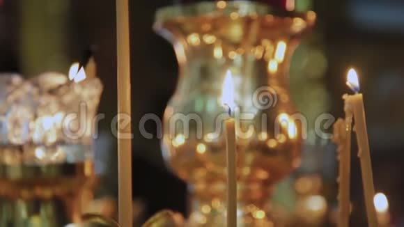 教堂烛台上的蜡烛宗教节日视频的预览图