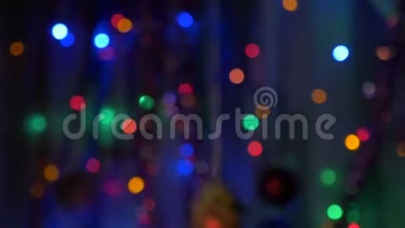 新年蜡烛特写有彩色灯光的模糊背景把摄像机从非焦点区域移到视频的预览图