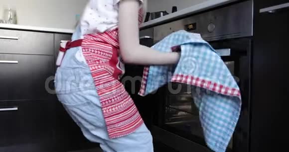 4K小女孩打开一个热烤箱拿出现成的馅饼视频的预览图