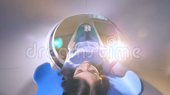 年轻女子躺在核磁共振室里4K视频的预览图