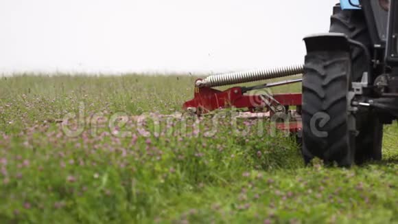 联合收割机割草农田拖拉机视频的预览图