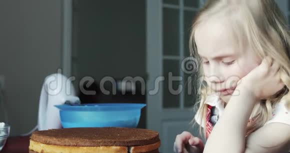 一个悲伤的小女孩正在尝试蛋糕碎屑视频的预览图
