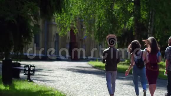学生在大学公园慢慢行走的后景视频的预览图