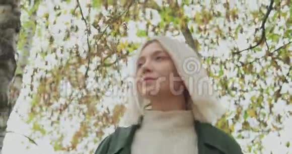 关于脸部的细节白人金发女人斯洛莫穿过秋天的树林在前面的万向节后面讲故事真年轻视频的预览图