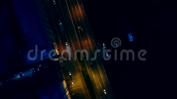 圣彼得堡之夜路上有车从空中射击在路的上方视频的预览图