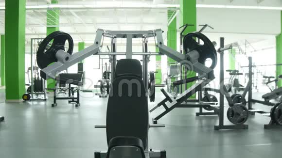 年轻人开始在健身机上锻炼胸部肌肉视频的预览图