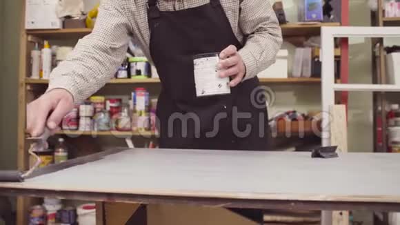 男性手创造一个带有特别邮票的木制图案视频的预览图