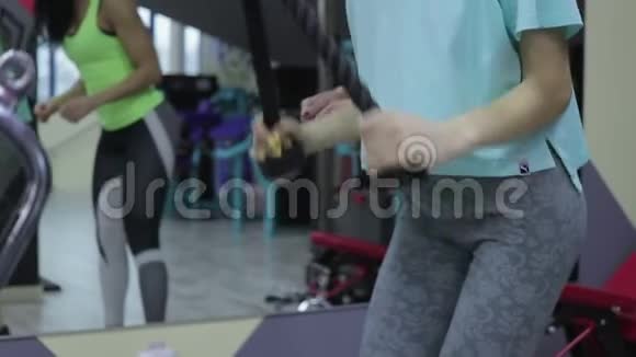 健身教练展示如何做三头肌的运动视频的预览图
