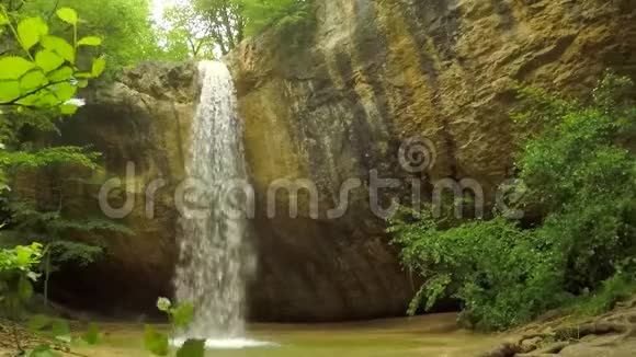 美丽的瀑布从克里米亚森林的岩石上掉下来视频的预览图