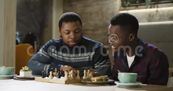 内容黑人在自助餐厅下棋视频的预览图