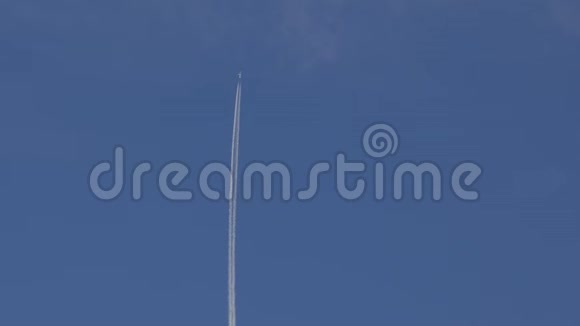 4K的飞机喷气层视图飞机对天空的污染白天的白色痕迹蒸汽视频的预览图