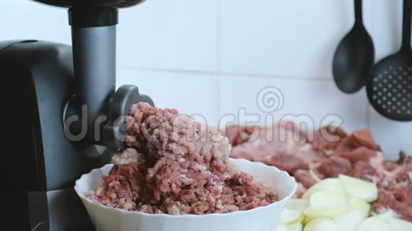 在家里用电动切肉机把牛肉猪肉和洋葱关起来慢动作视频的预览图