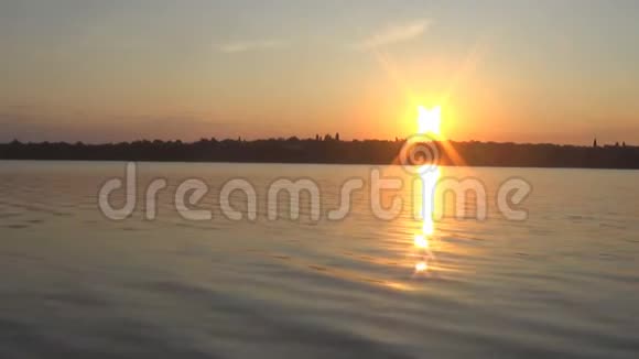 夏日日落的背景是平静的河流视频的预览图