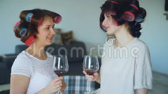 两个发型滑稽的女朋友在家喝酒聊天视频的预览图