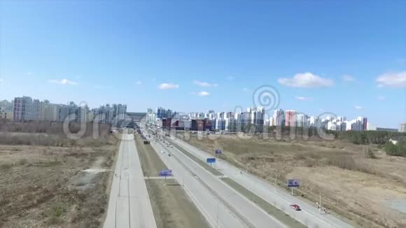 高速公路城外全景从上方看高速公路沿线田间地头汽车正往交通正往录像视频的预览图