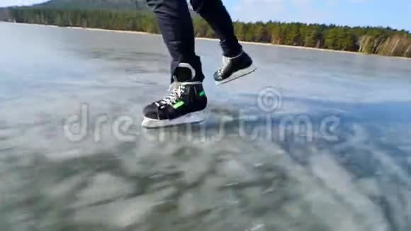 穿着冰鞋的不知名运动员的腿冻湖上的人视频的预览图