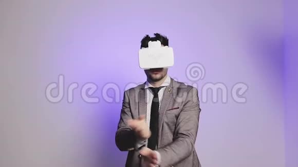 一位戴着虚拟现实眼镜的兴高采烈的商人正在办公室跳舞视频的预览图