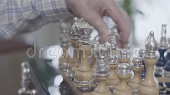 坐在家里下棋的成年男子一个留胡子的男人在想该下哪一盘棋视频的预览图