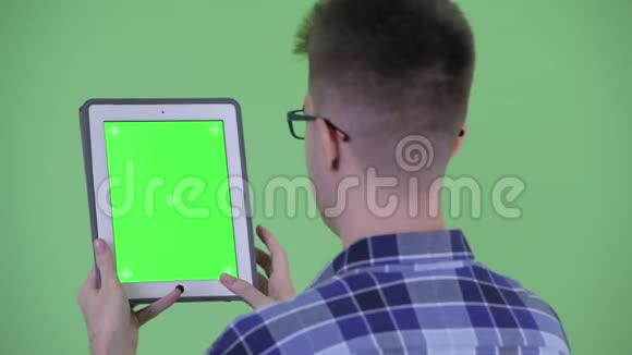 使用数码平板电脑的年轻潮人特写后景视频的预览图