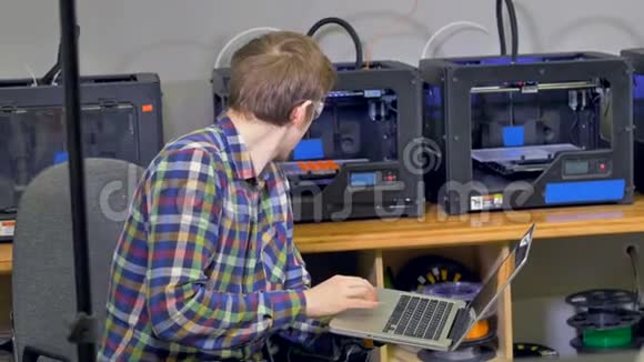 工人正在控制塑料模型的制作过程3D打印视频的预览图
