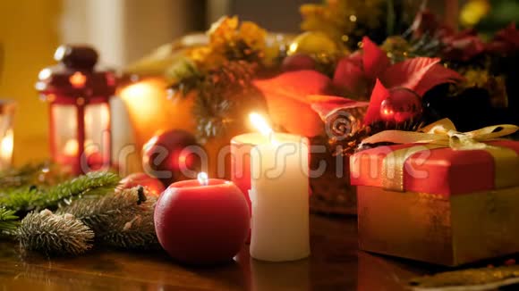 为圣诞节装饰的桌子上燃烧红白蜡烛的特写镜头冬天的完美背景视频的预览图