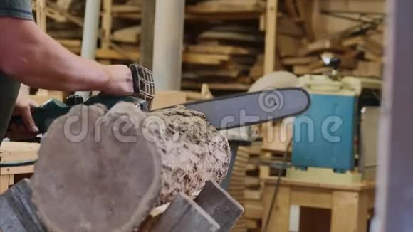 男人正在用电锯锯木工视频的预览图