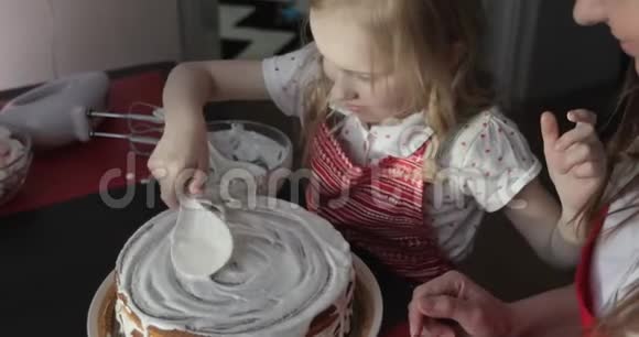 年轻的母亲教女儿做饭视频的预览图
