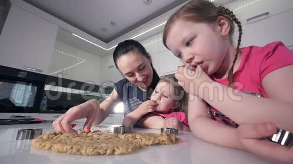 微笑的女人和她的女儿一起做饼干时光流逝特写镜头肖像高清视频的预览图