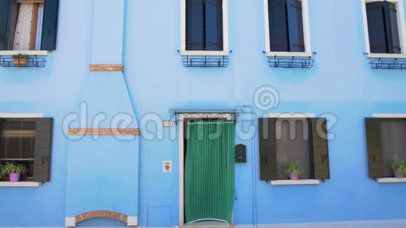 博拉诺漂亮的蓝色房子全景附近洋娃娃般的建筑视频的预览图