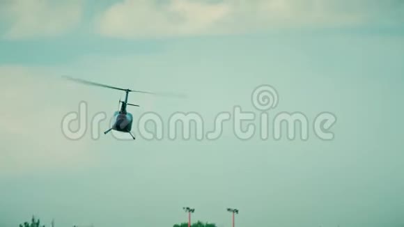 小型直升机从机场起飞视频的预览图