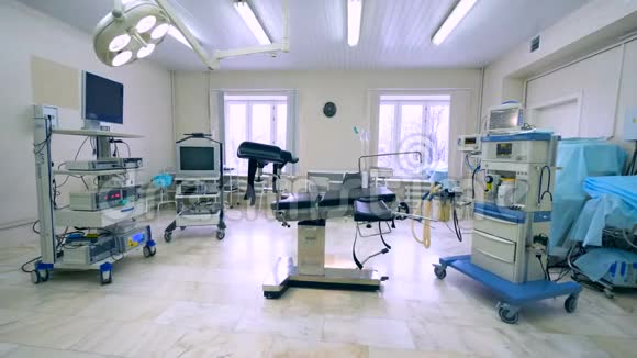 配备专业工具和设备的妇科医疗室视频的预览图