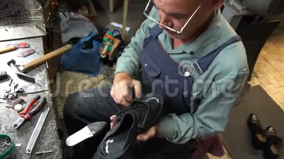 鞋匠在一天结束时在工作场所打扫卫生视频的预览图