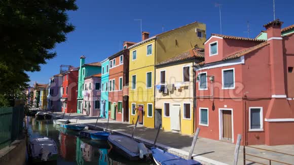 美丽的风景多彩民居建筑和威尼斯运河布鲁诺视频的预览图