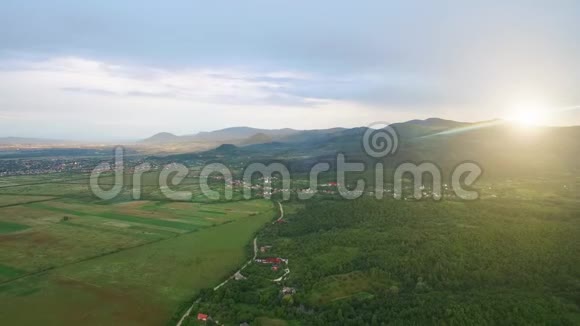 空中无人机视图在山上日落日落时的山脉风景视频的预览图