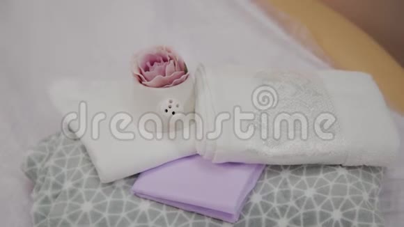 空房间配有毛巾枕头和鲜花的泰式按摩休息室视频的预览图
