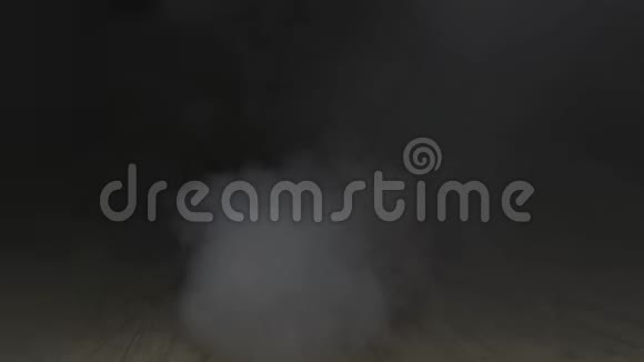 吸点烟烟云在蓝光下黑色背景上吸烟烟雾效应摄影棚拍摄抽烟机福克视频的预览图