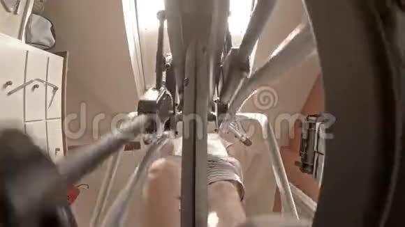近距离观看在交叉式健身机上锻炼的人的腿视频的预览图